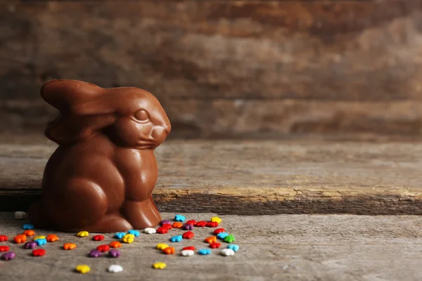 Conejo de Pascua de chocolate sobre fondo de madera —  Fotos de Stock