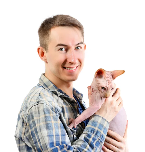 Mladý pohledný muž držící kočku, izolovaných na bílém — Stock fotografie