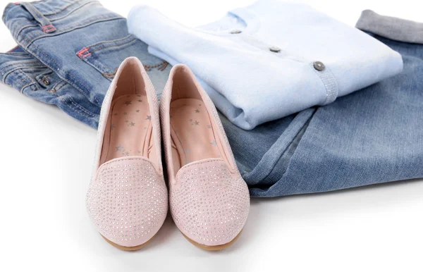 Pantalones vaqueros azules y chaqueta con zapatos de color rosa brillante aislados sobre fondo blanco —  Fotos de Stock