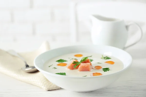 Deliciosa sopa de crema con salmón y zanahoria en un tazón blanco — Foto de Stock