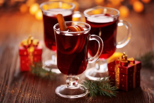 Mulled wine with gifts on wooden table — Stock Photo, Image