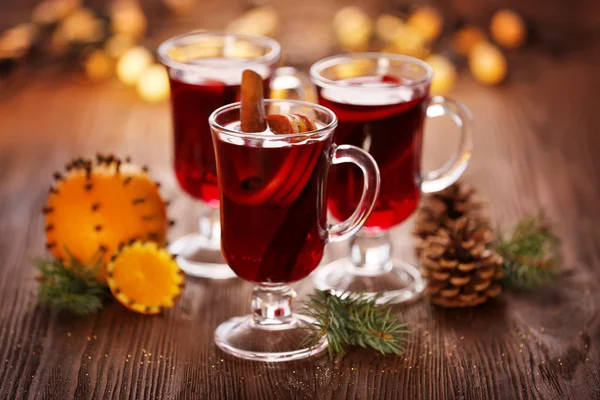 Glühwein met sinaasappel op houten tafel — Stockfoto