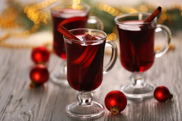 Glühwein met rode Christmas speelgoed — Stockfoto