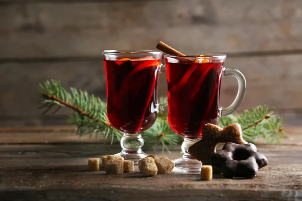 Glühwein mit Plätzchen auf Holztisch — Stockfoto