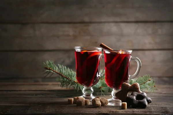 Vino rimuginato con biscotti sul tavolo di legno — Foto Stock