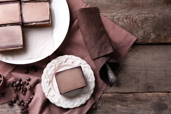 Deliciosos brownies de chocolate na placa, no fundo de madeira — Fotografia de Stock