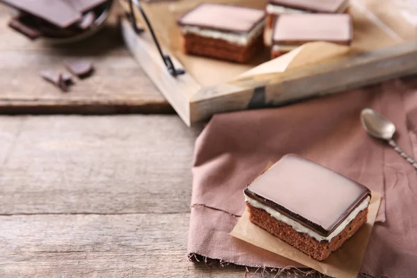 Deliciosos brownies de chocolate na bandeja, no fundo de madeira — Fotografia de Stock