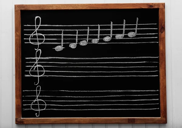 Müzik notaları ile bir yazı tahtası — Stok fotoğraf