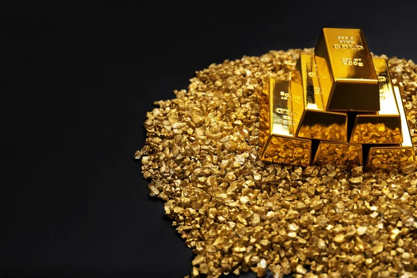 Barras de ouro e grãos de pepita, sobre fundo cinza — Fotografia de Stock