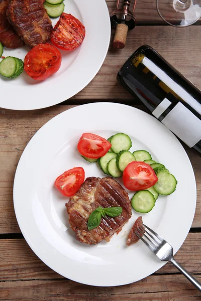 プレート、木製の背景の上に新鮮な野菜とロースト ビーフのヒレ肉 — ストック写真