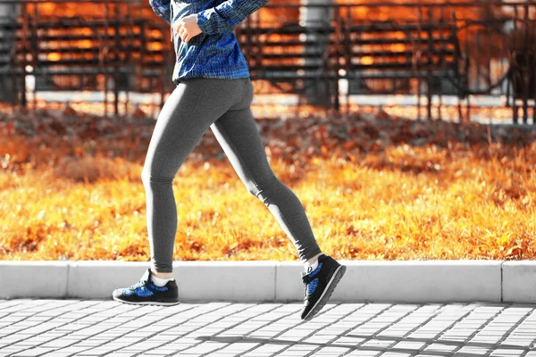 Młoda kobieta jogging w parku — Zdjęcie stockowe