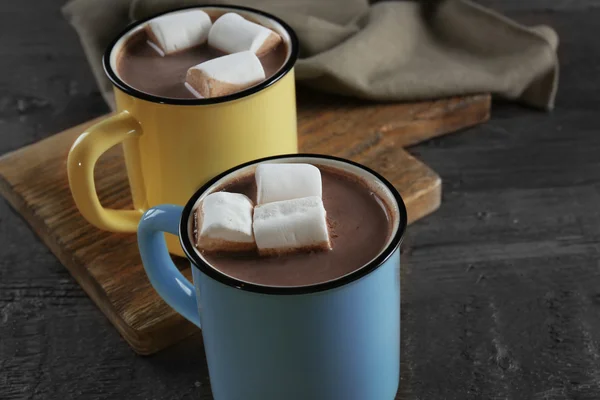 Coklat lezat dalam mug kuno logam dan marshmallow di atas meja — Stok Foto