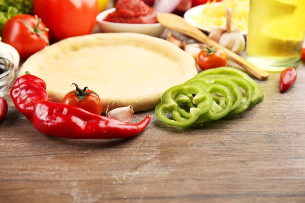 Hamur olarak ve pizza, tablo için malzemeler — Stok fotoğraf