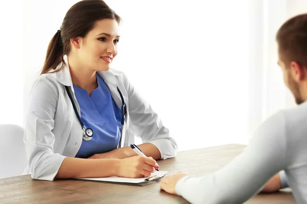 Doctor talking to male patient — Stock Photo, Image