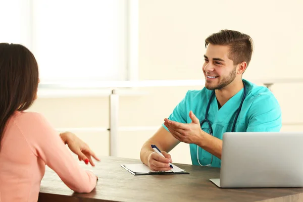 Doctor talking to patient — Stock Photo, Image