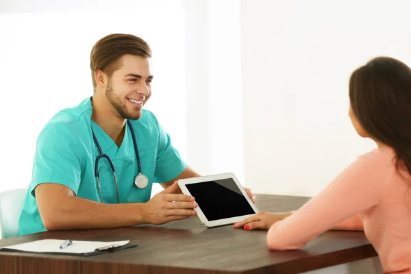 Médico masculino com comprimido — Fotografia de Stock