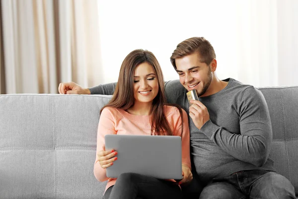 Happy couple using credit card — Stock Photo, Image