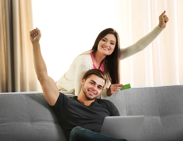 Casal feliz usando cartão de crédito — Fotografia de Stock