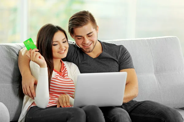 Casal feliz usando cartão de crédito — Fotografia de Stock