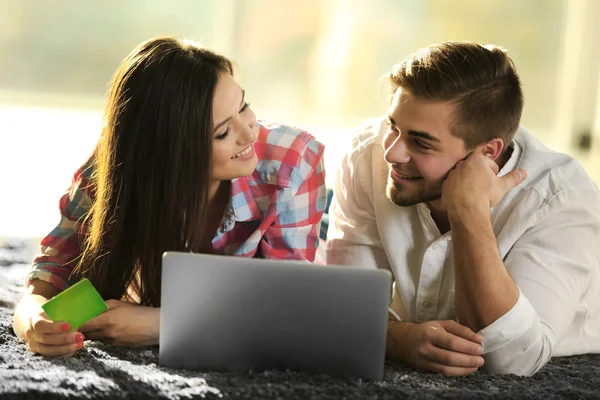 Couple heureux utilisant une carte de crédit — Photo