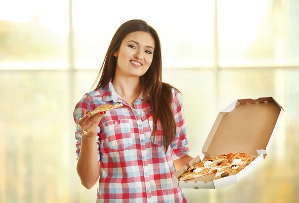 Beautiful girl eating tasty pizza — Stock Photo, Image