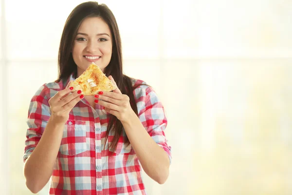 Güzel kız lezzetli pizza yemek — Stok fotoğraf