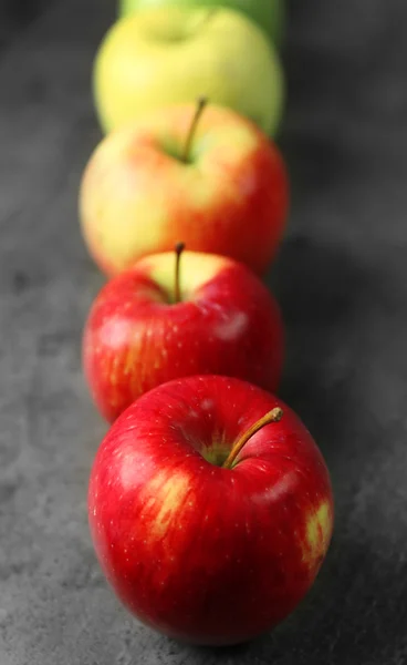 Pommes sur fond gris foncé — Photo