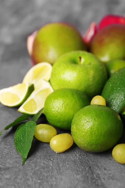 Las frutas sobre la mesa —  Fotos de Stock