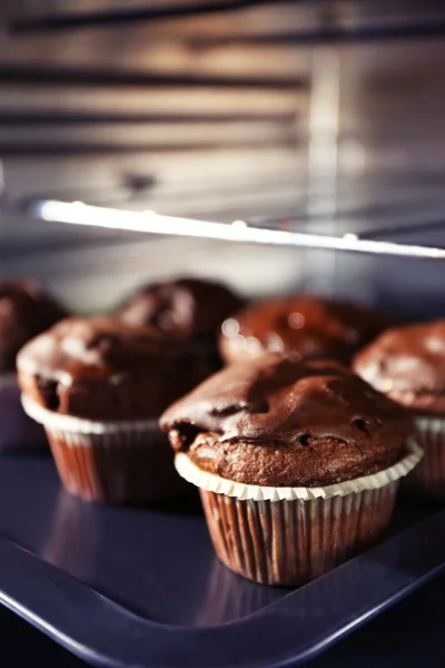 Pasteles de chocolate en el horno, de cerca — Foto de Stock