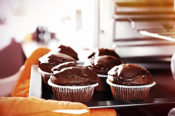 Hausfrau bereitet Schokolade Cupcakes im Ofen, Nahaufnahme — Stockfoto