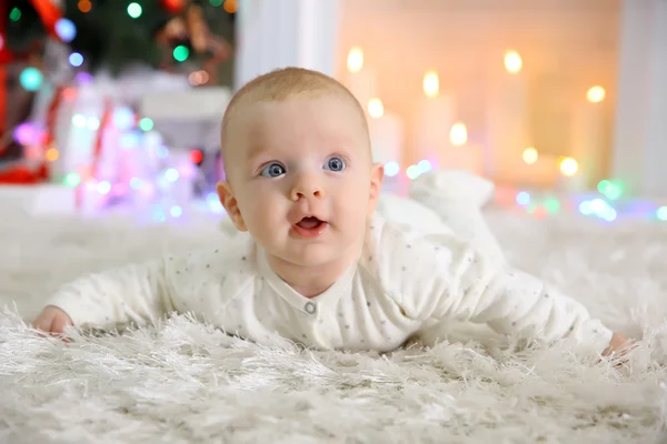 Adorable bebé en el suelo — Foto de Stock