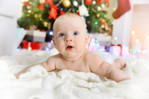 Baby in de buurt van open haard met Kerstmis — Stockfoto