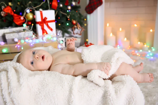 Nacktes Baby auf der warmen Decke — Stockfoto