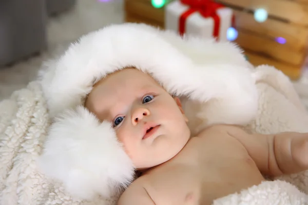 Niedliches nacktes Baby mit rotem Hut — Stockfoto