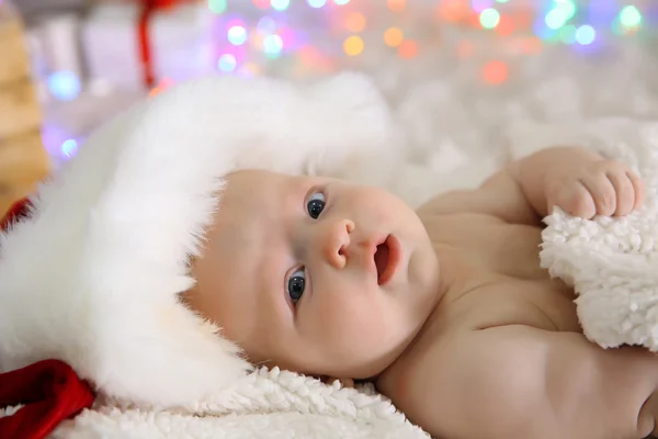Kırmızı şapkalı şirin çıplak bebek — Stok fotoğraf