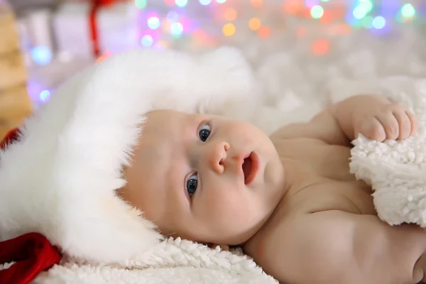 Söt naken baby i röd hatt — Stockfoto