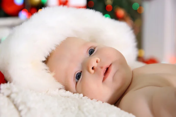 Bonito bebê nu em chapéu vermelho — Fotografia de Stock