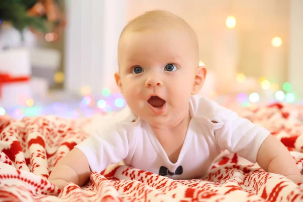 Bebê bonito no cobertor de ornamento — Fotografia de Stock