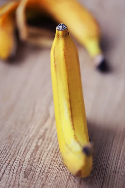 Bananas em fundo de madeira — Fotografia de Stock
