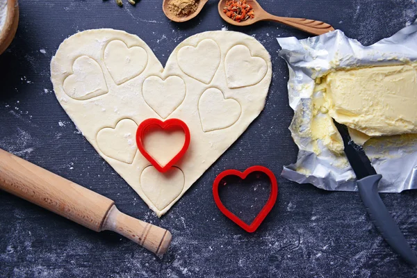 Uncooked heart shaped biscuits on a table — Stock Photo, Image