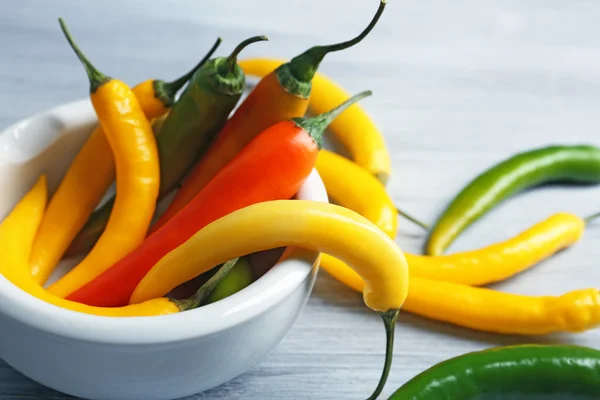 Peperoni peperoncino giallo su sfondo di legno chiaro — Foto Stock