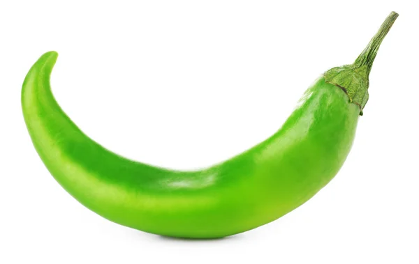 Зеленый перец чили, выделенный на белом — стоковое фото