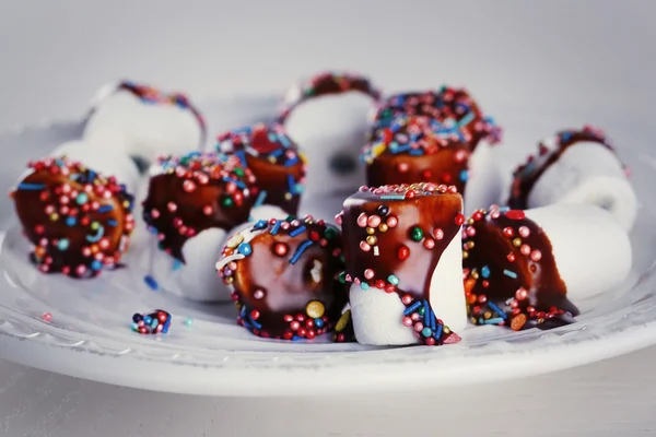 Sabrosos malvaviscos con chocolate en el plato, de cerca — Foto de Stock