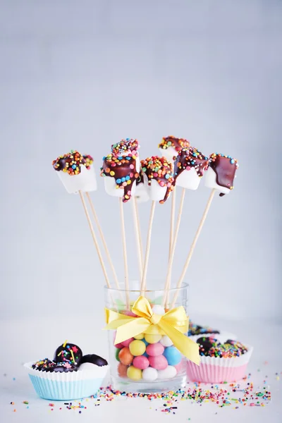 Marshmallows saborosos com chocolate em paus, close-up — Fotografia de Stock