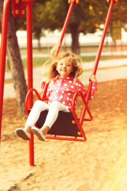 Kız salıncakta eğleniyor