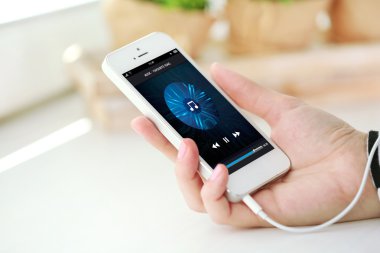 Müzik smartphone içinde el, açık renkli üzerinde
