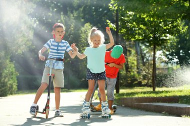 Çocuk scooter ve tekerlekli paten üzerinde sürme