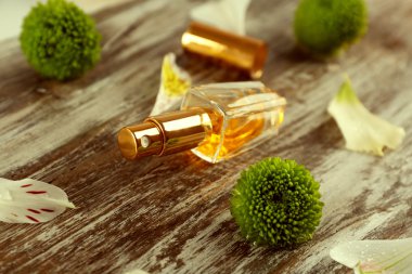 Şişe parfüm ve çiçek yaprakları