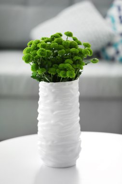 Güzel yeşil Kasımpatı'Oda tabloda vazoda
