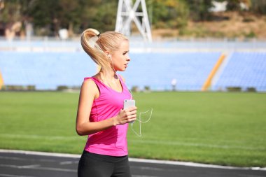 Müzik dinleyen kadın